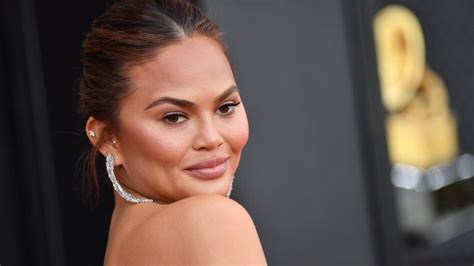 Chrissy Teigen zeigt sich vollkommen nackt auf Instagram